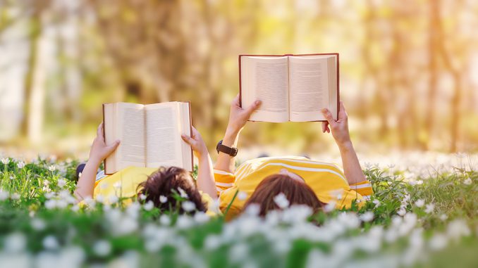 Zwei Leser im Sommer. Foto: candy1812, Adobe Stock