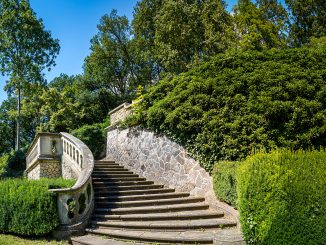 Steinerne Treppe zum Römischen Garten an der Elbe. Foto: Adobe Stock