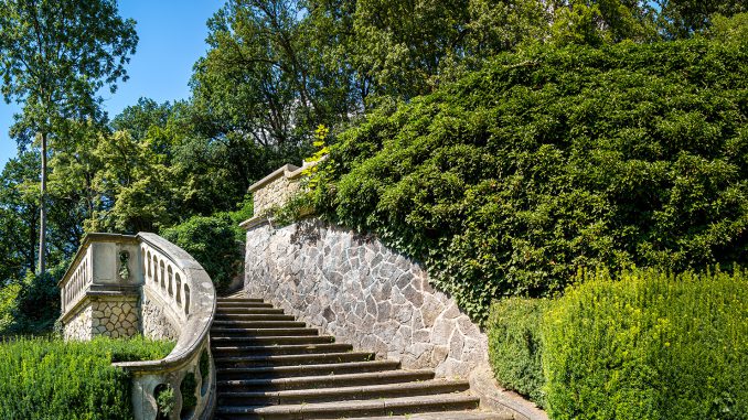 Steinerne Treppe zum Römischen Garten an der Elbe. Foto: Adobe Stock