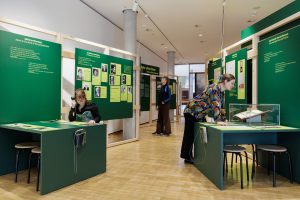 Ausstellungsansicht mit Besucherinnen © Museumsstiftung Post und Telekommunikation / Foto: Stefanie Kösling