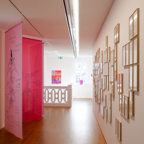 Blick in die Ausstellung im Obergeschoss.